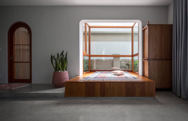 Đồ nội thất như phản, cửa, tủ được làm từ nguyên liệu gỗ cùng màu mang đến sự tương đồng cho không gian
