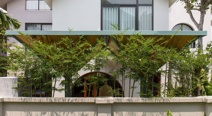 Hệ cây xanh tạo thành hàng rào tự nhiên dọc theo bờ tường bao quanh căn nhà