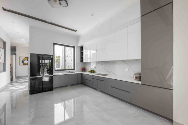 Phòng bếp rộng rãi với hệ tủ bếp cỡ lớn. Tủ bếp màu trắng tạo sự liền mạch cho không gian 