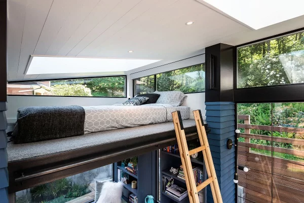 Phòng ngủ ở tầng áp mái dành khu vực đọc sách ở phía dưới được rộng rãi hơn.