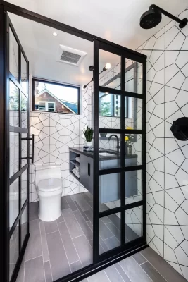 Phòng tắm hiện đại với màu đen và trắng.