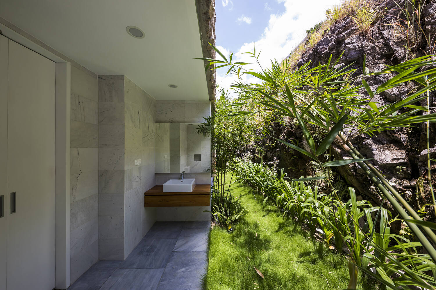 Vách đá trở thành bức tường che chắn và đảm bảo riêng tư cho phòng tắm